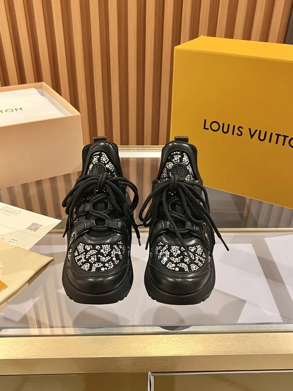 👟👟Ex-factory price 800👟👟 2025 new LV fancy black and white diamond model, high-end and elegant, showing long legs, casual sports dad shoes with heel height of about 5.5cm, 35-41